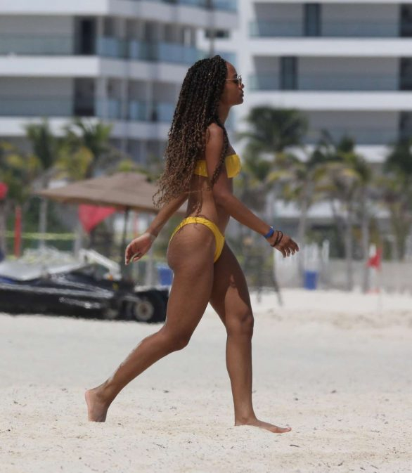 Roxanne Didier Nicholas sarı bikiniyle Tulum plajında