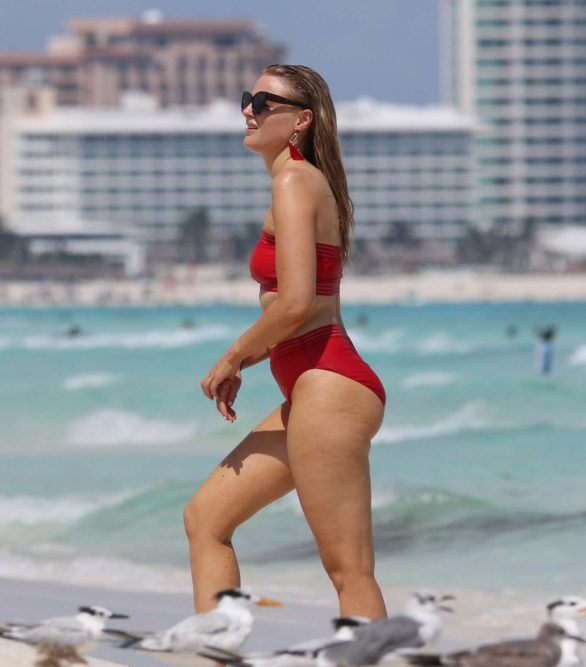 Grace Levy kırmızı bikini ile Tulum'da