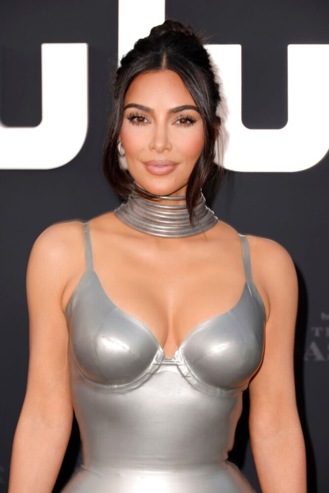 Kim Kardashian The Kardashians prömiyerinde
