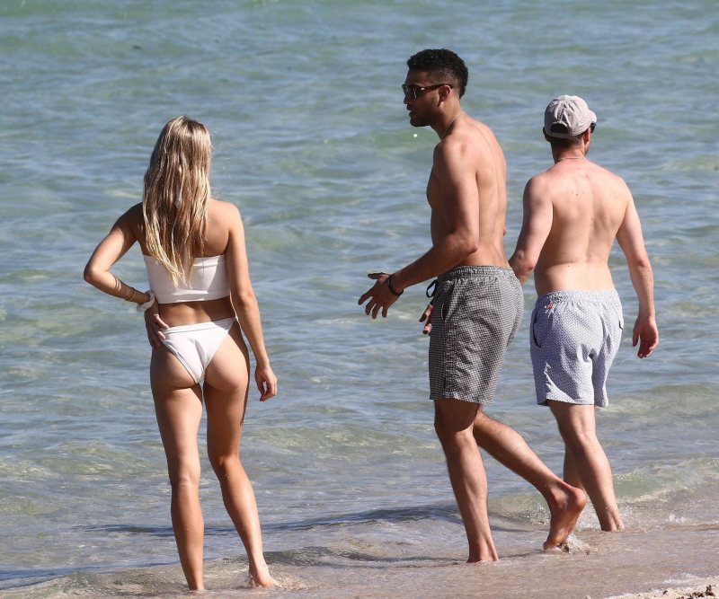 Eugenie Bouchard beyaz bikini ile Miami plajında 
