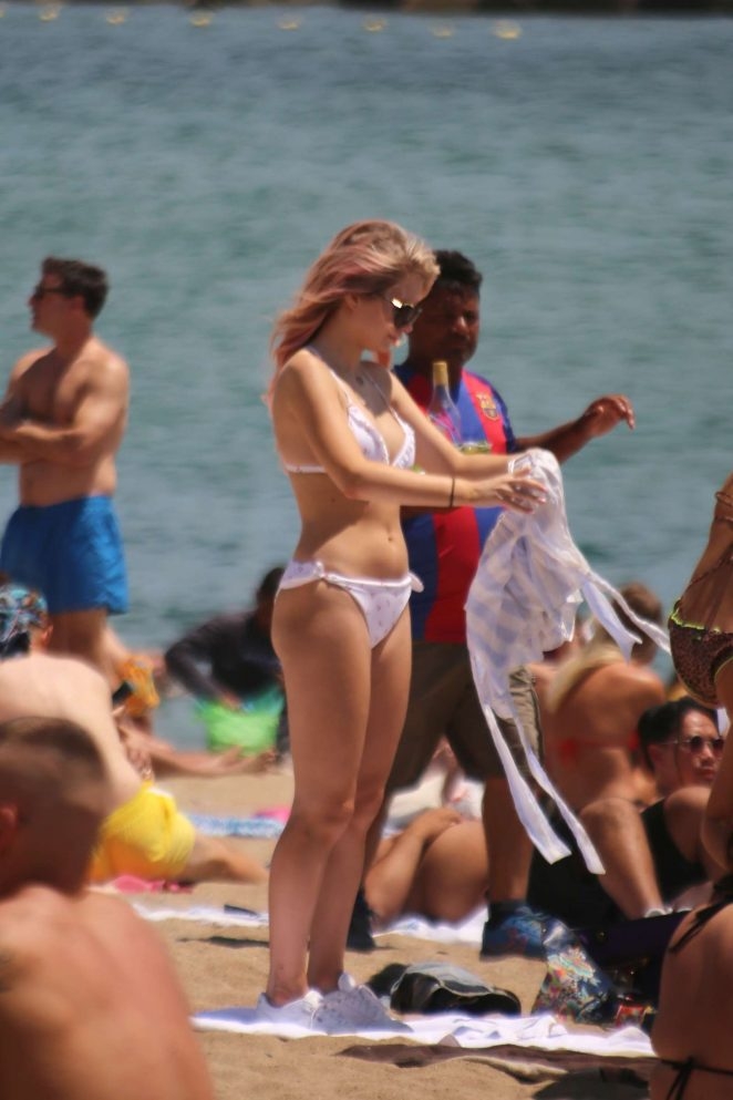 Lottie Moss beyaz bikini ile plajda