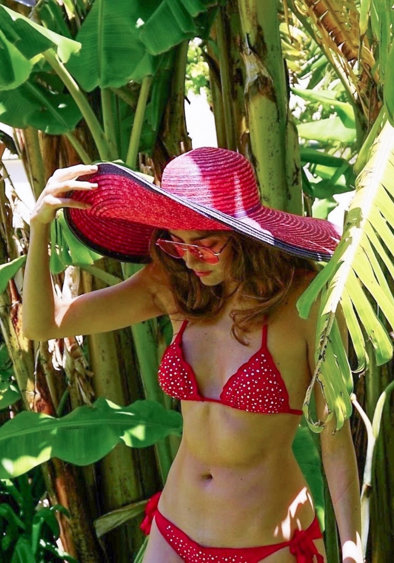 Blanca Blanco kırmızı bikini ile