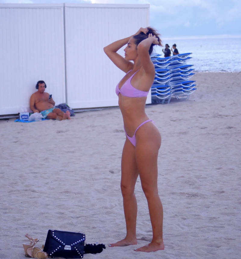 Tao Wickrath bikini ile Miami plajında