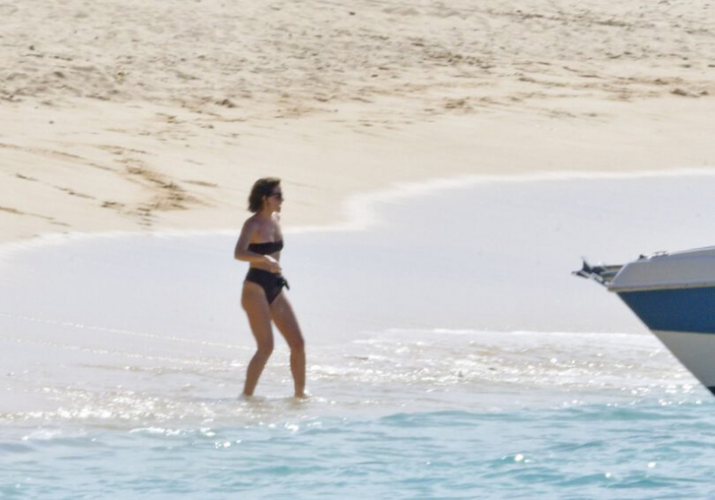Emma Watson bikiniyle Barbados plajında
