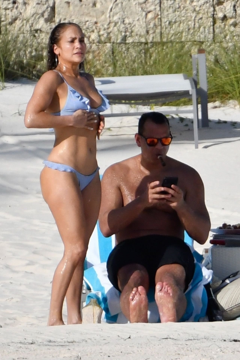 Jennifer Lopez mavi bikini ile