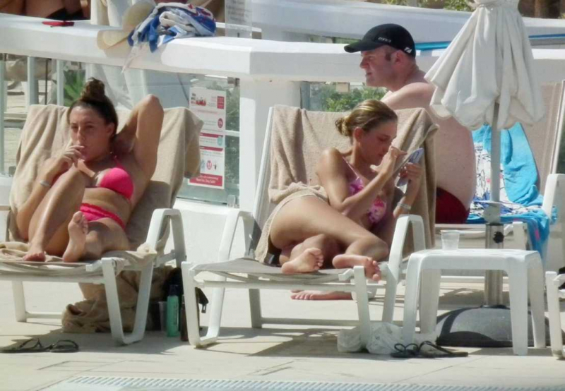 Zara McDermott bikini ile Kıbrıs'ta