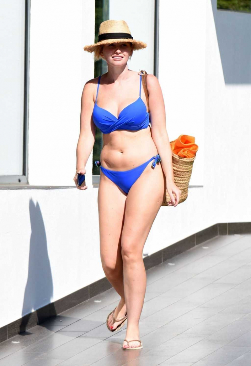 Amy Hart mavi bikini ile Portekiz'de havuzda