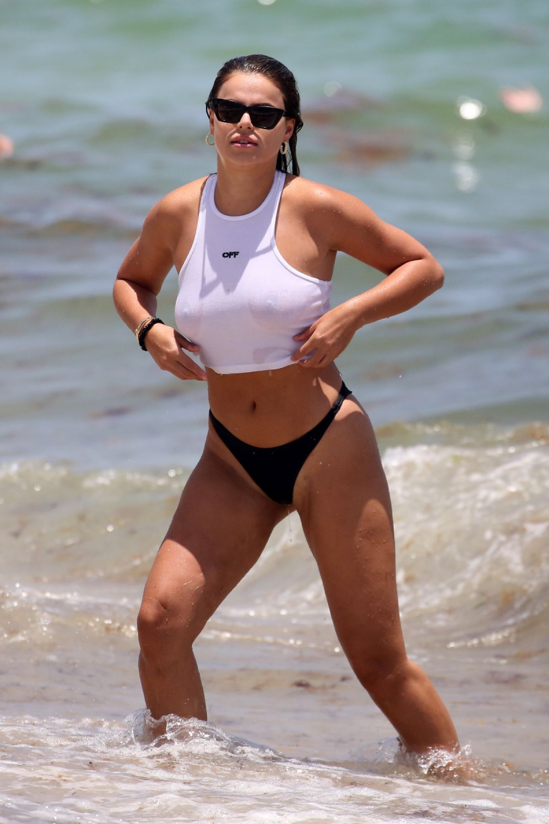 Brooks Nader bikiniyle Miami plajında