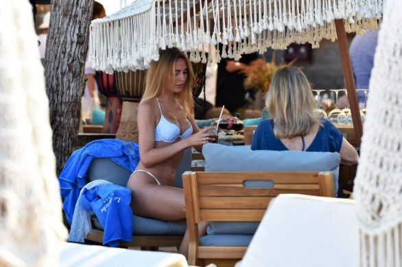 Kimberley Garner beyaz bikini ile St Tropez'de