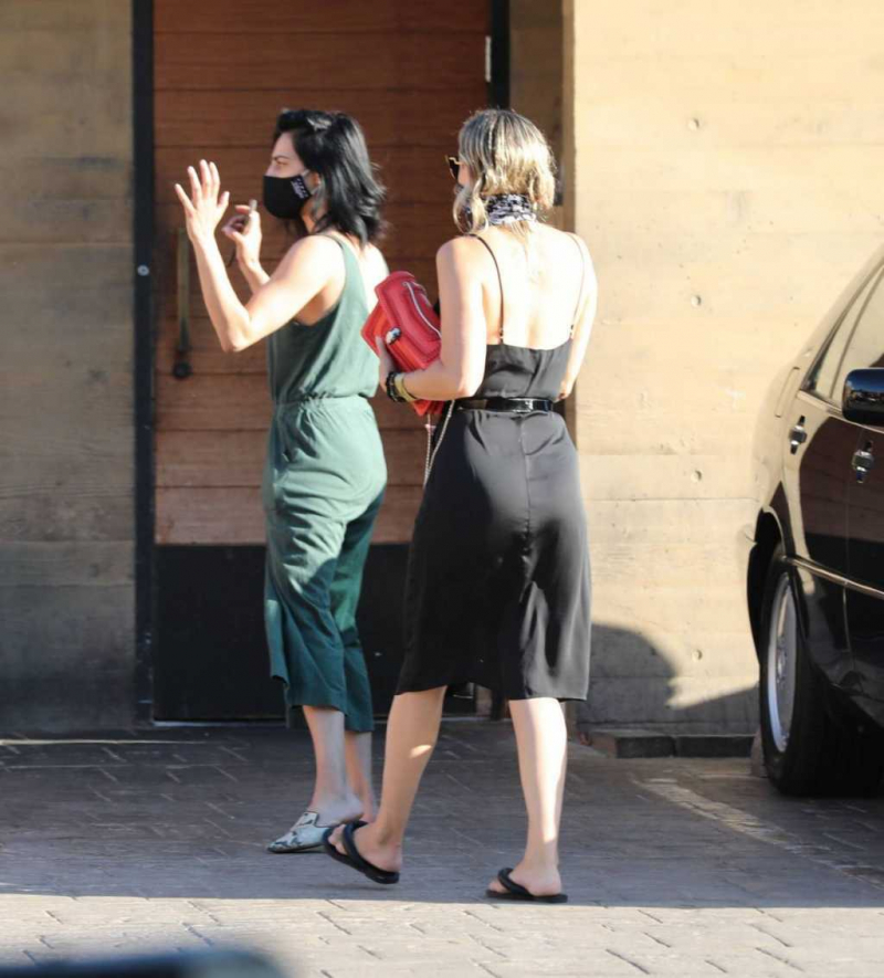 Kate Hudson siyah elbiseyle Malibu'da