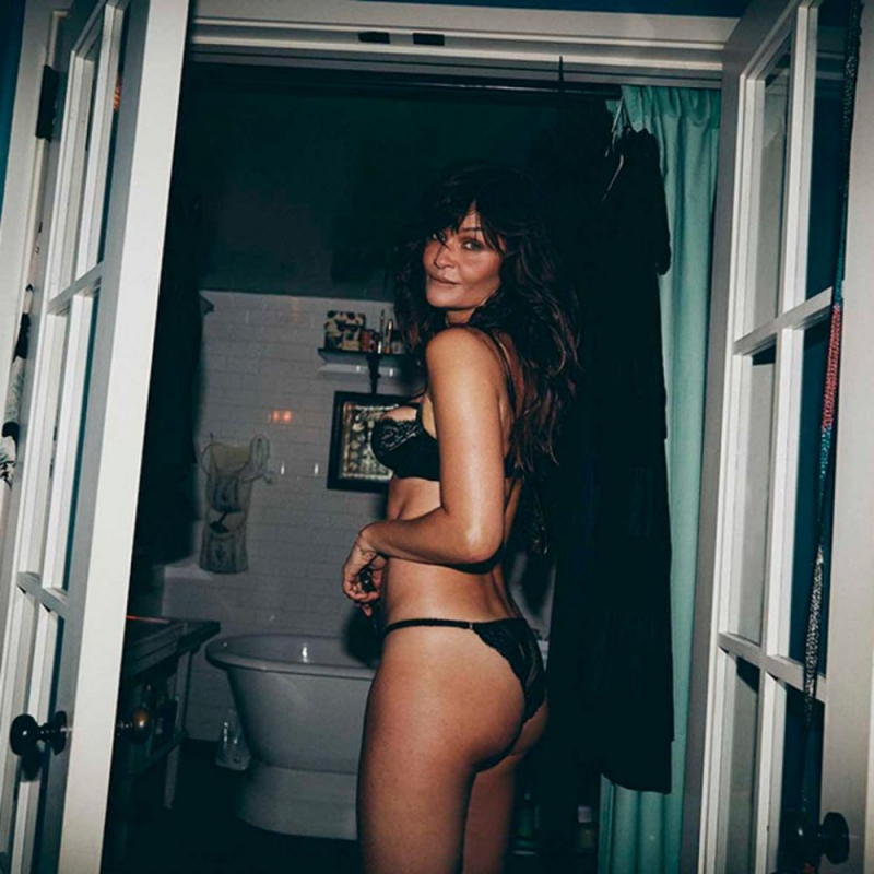 Helena Christensen iç çamaşırıyla fotoğraf çekimlerinde