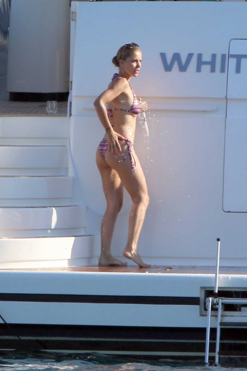 Victoria Swarovski bikiniyle Ibiza'da