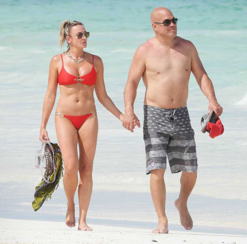 Amber Nichole Miller kırmızı bikini ile plajda