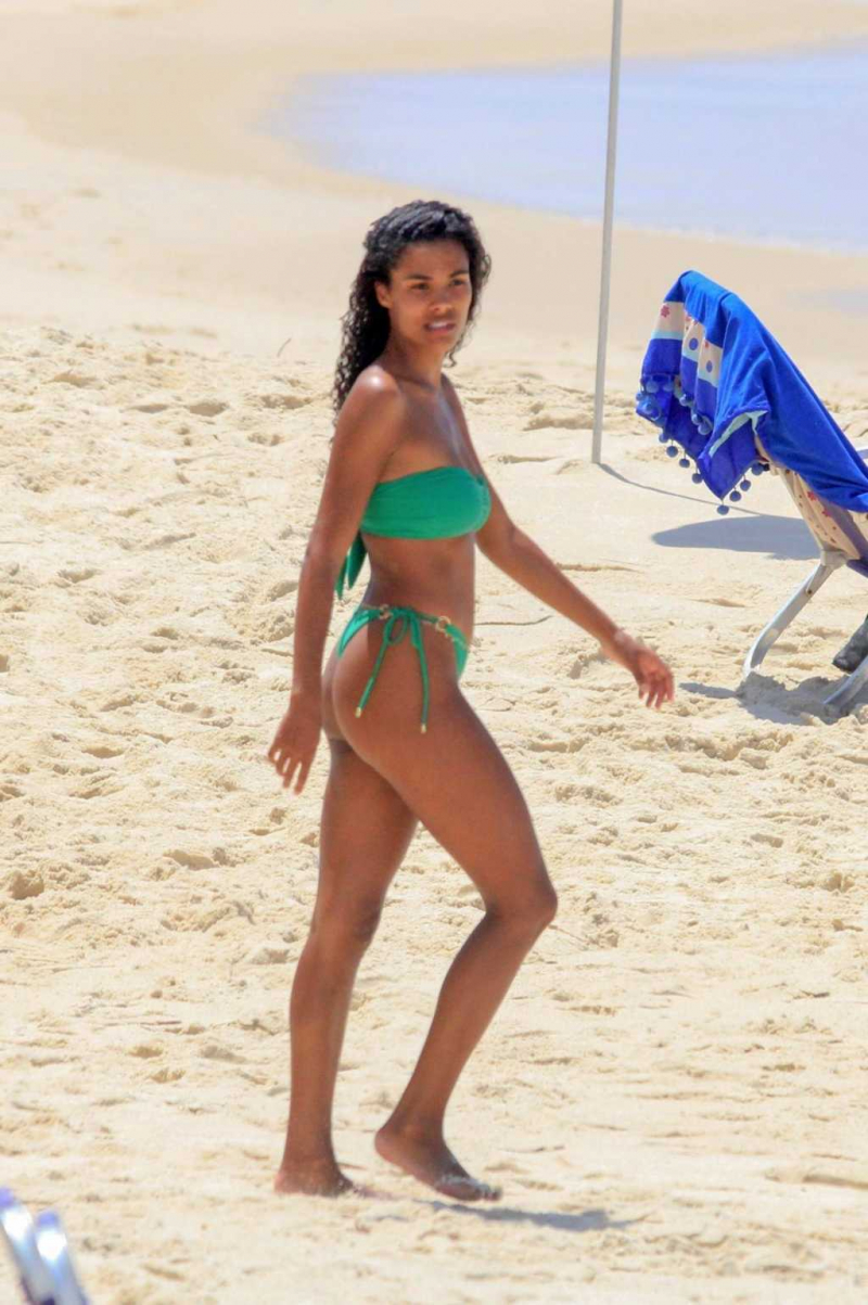 Tina Kunakey yeşil bikini ile sahilde