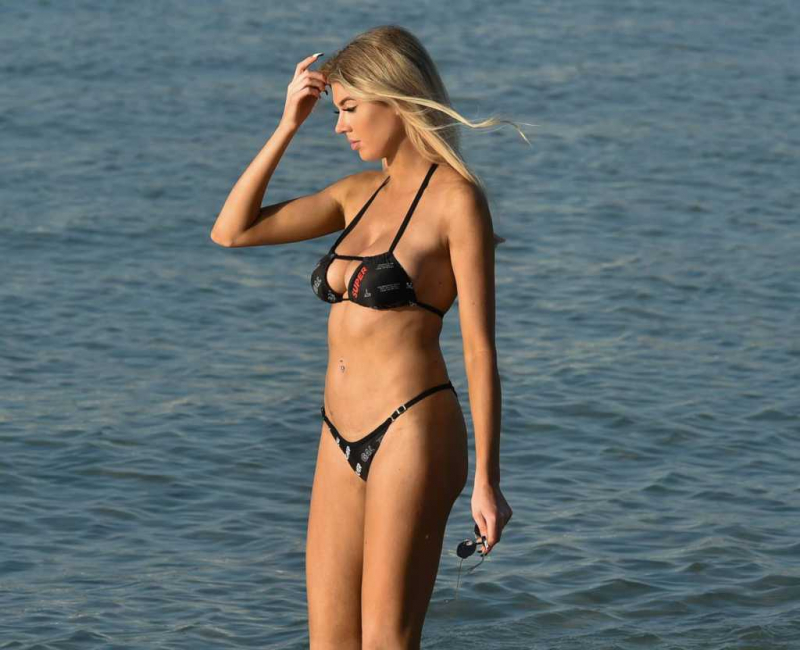 Nicole O’Brien bikini ile Dubai plajında