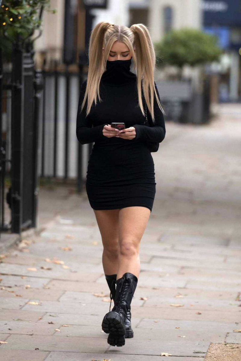 Lottie Moss siyah bot ve mini elbise ile Londra'da