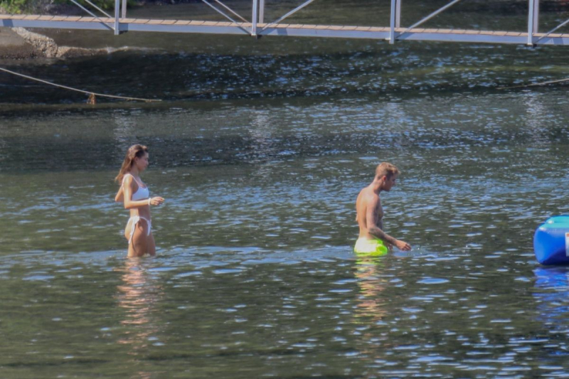 Hailey Bieber bikiniyle Lake Coeur d’Alenein Idaho'da