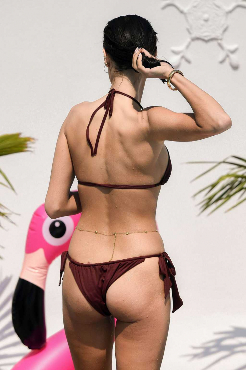 Clelia Theodorou bikini ile The Only Way is Essex çekimlerinde
