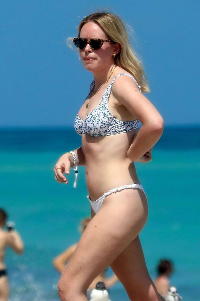 Tanya Burr beyaz bikiniyle Miami'de