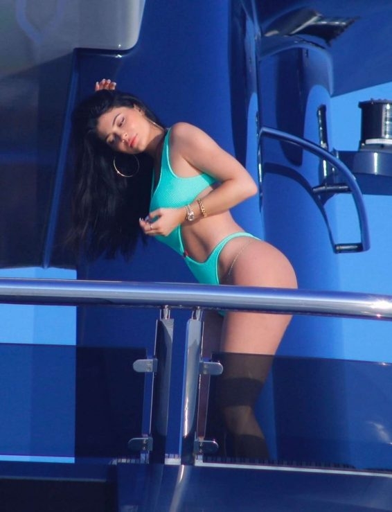 Kylie Jenner yeşil bikiniyle Saint-Tropez'de yatta