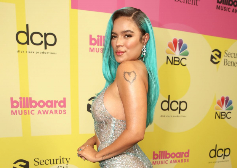 Karol G şeffaf elbiseyle 2021 Billboard Müzik Ödülleri etkinliğinde