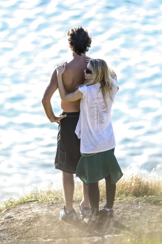 Ashley Olsen sevgilisiyle plajda