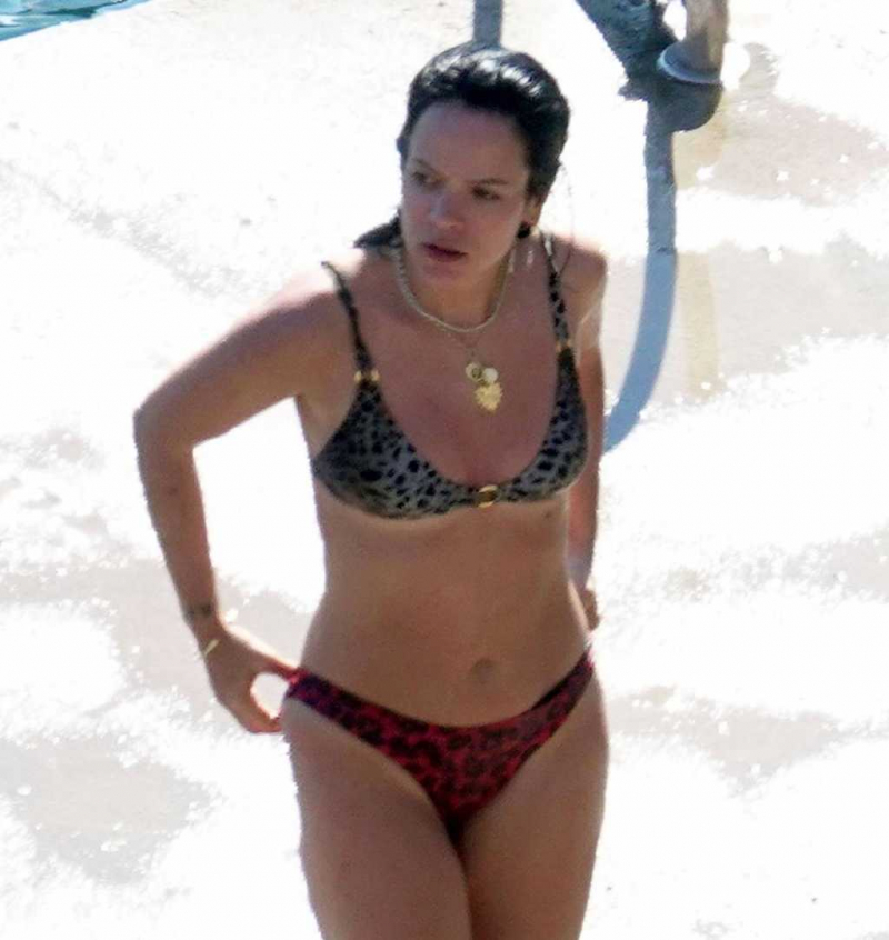 Lily Allen bikini ile Capri plajında
