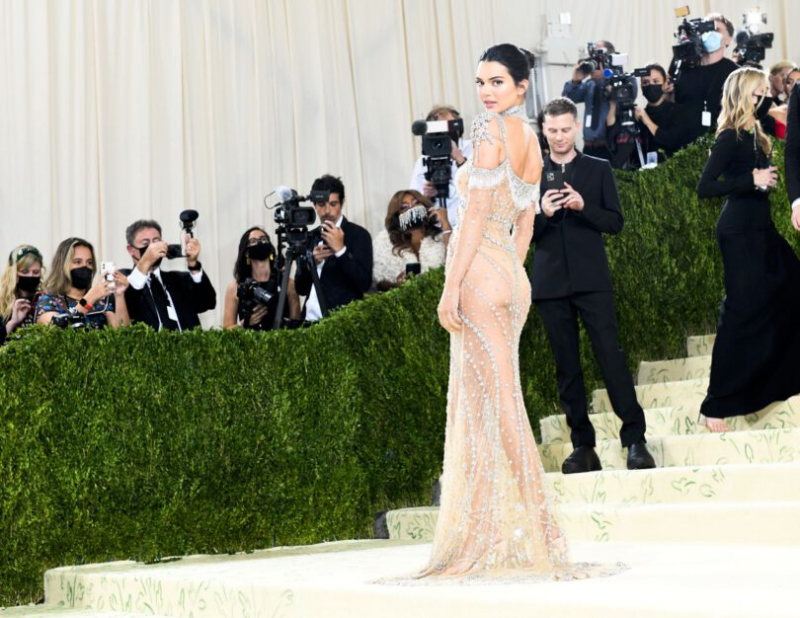 Kendall Jenner şeffaf elbiseyle Met Gala'da