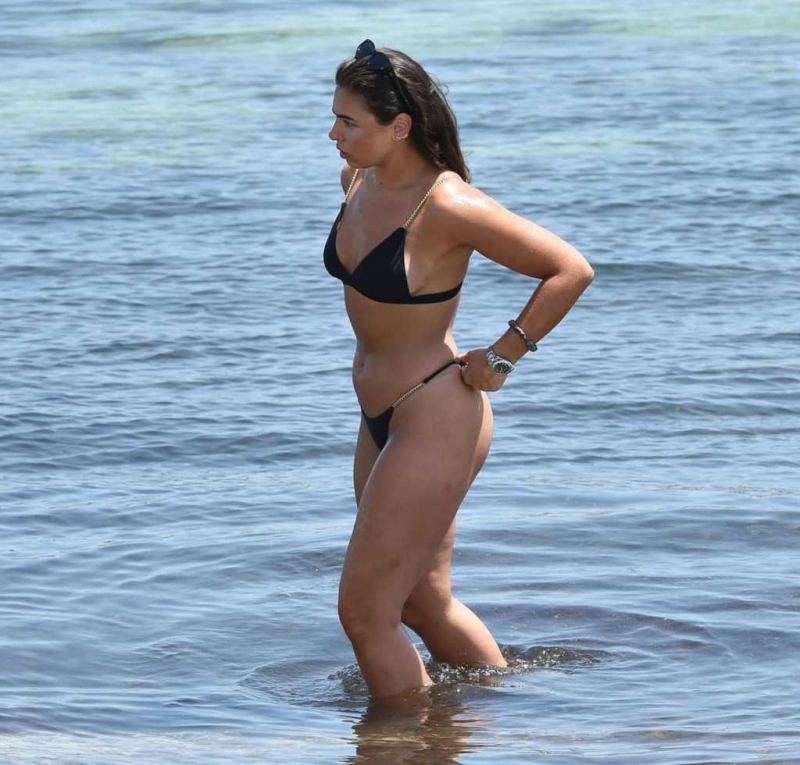 Francesca Allen siyah bikini ile plajda