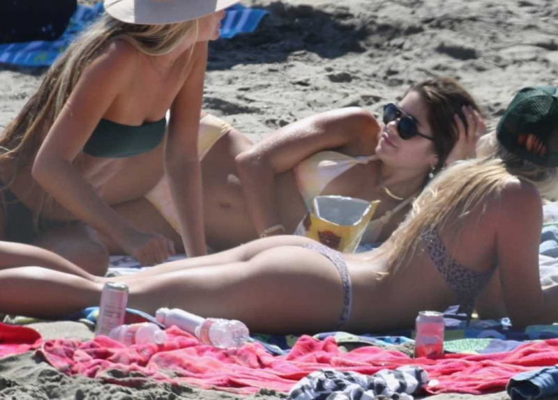 Hannah Ann Sluss bikini ile Malibu plajında
