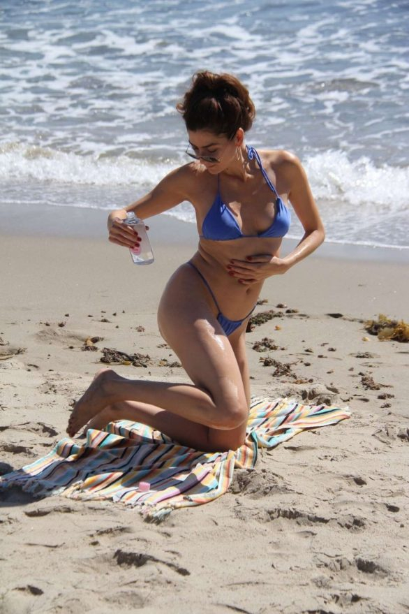 Blanca Blanco mavi bikini ile Malibu plajında