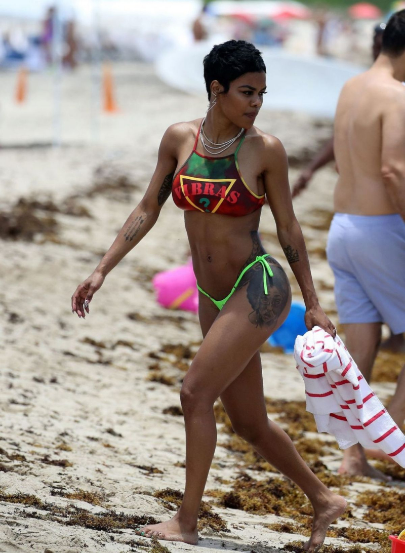 Teyana Taylor renkli bikiniyle plajda