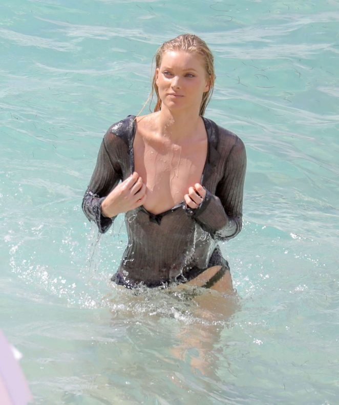 Elsa Hosk transparan bluz ve bikini altı ile denizde