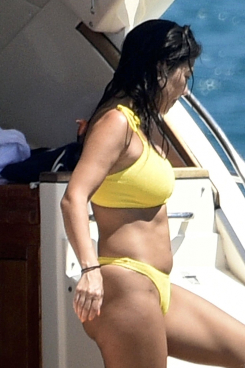 Kourtney Kardashian sarı tanga bikiniyle yatta