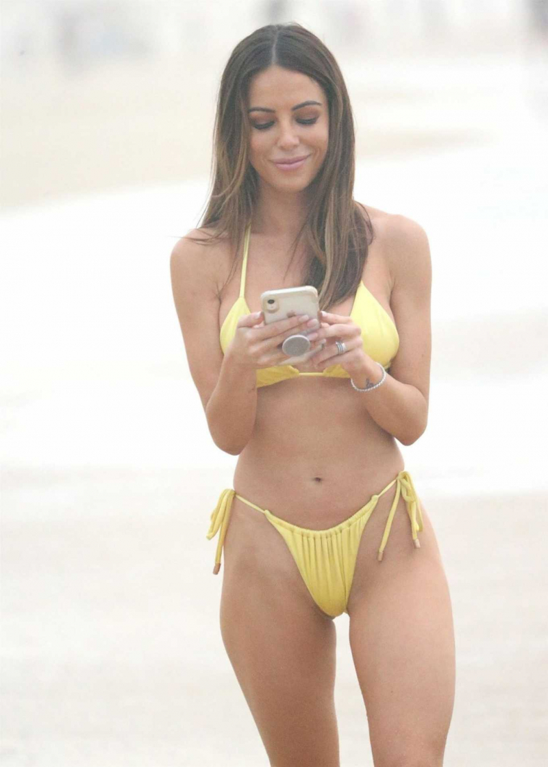 KC Osborne sarı bikiniyle plajda