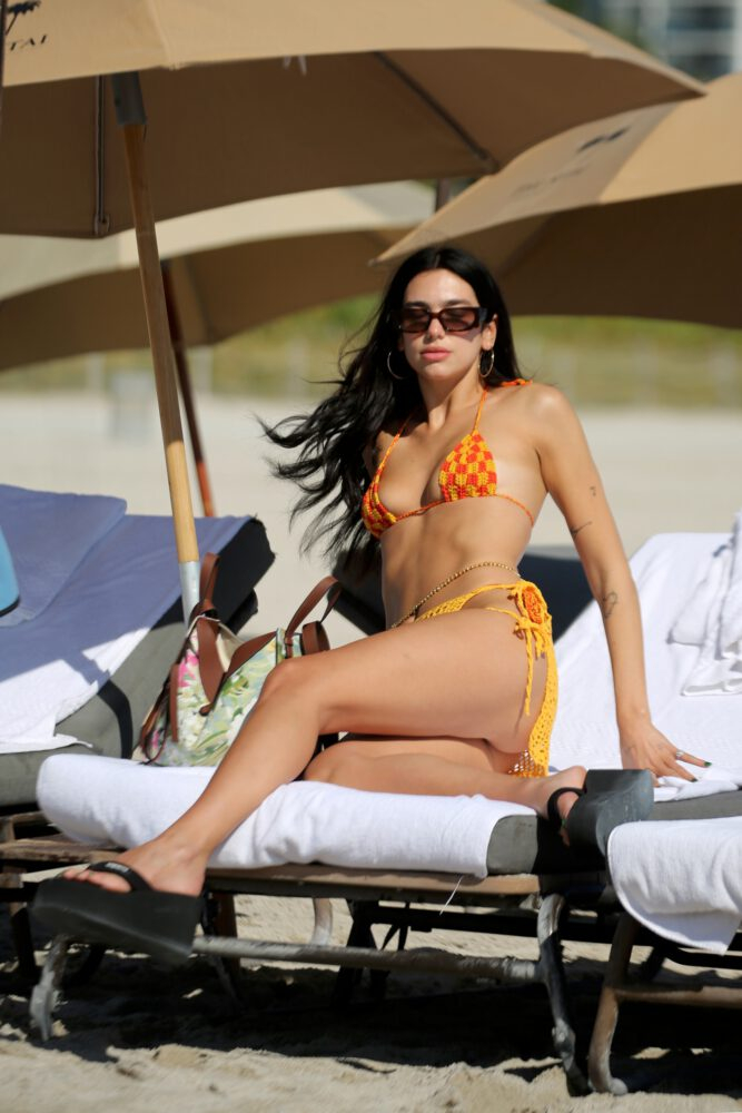 Dua Lipa bikiniyle Miami plajında 12/02/2022