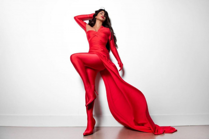 Priyanka Chopra kırmızı elbise ile çekimlerde