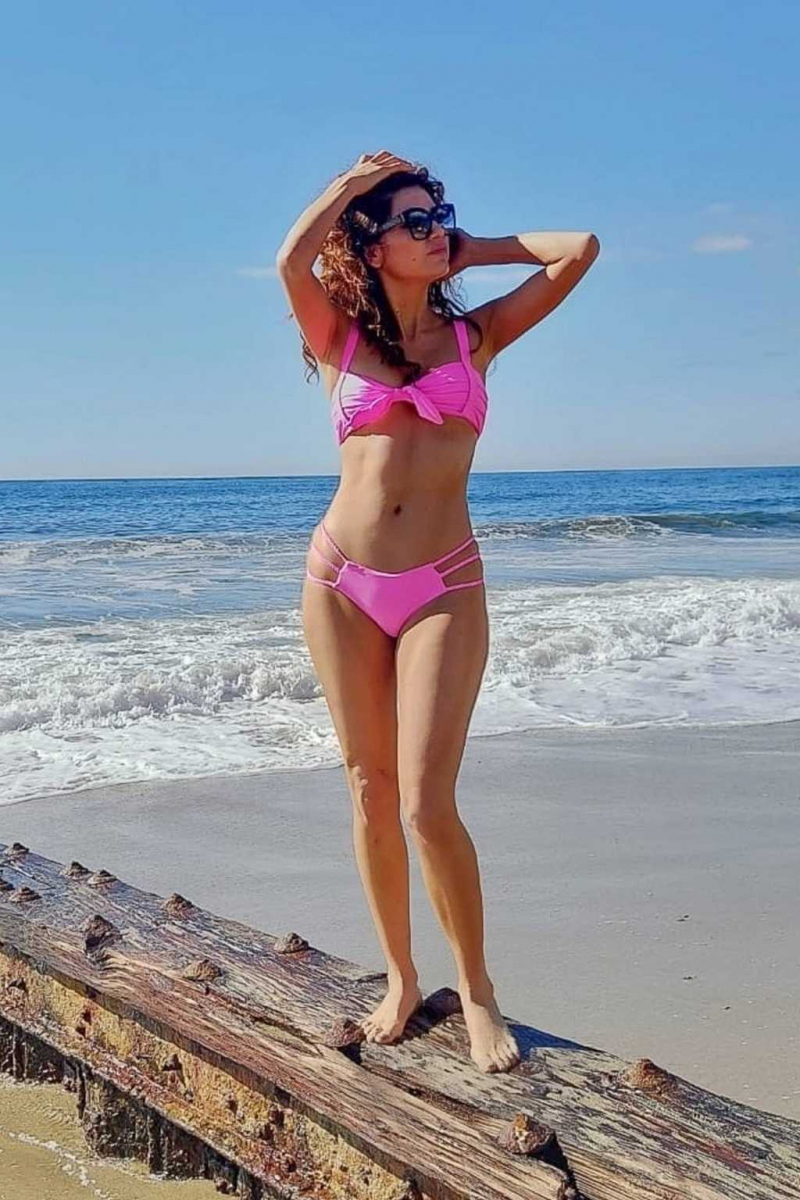 Blanca Blanco pembe bikini ile Malibu plajında