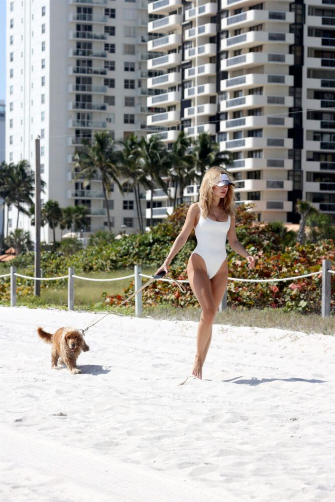 Kimberley Garner beyaz mayoyla Miami plajında