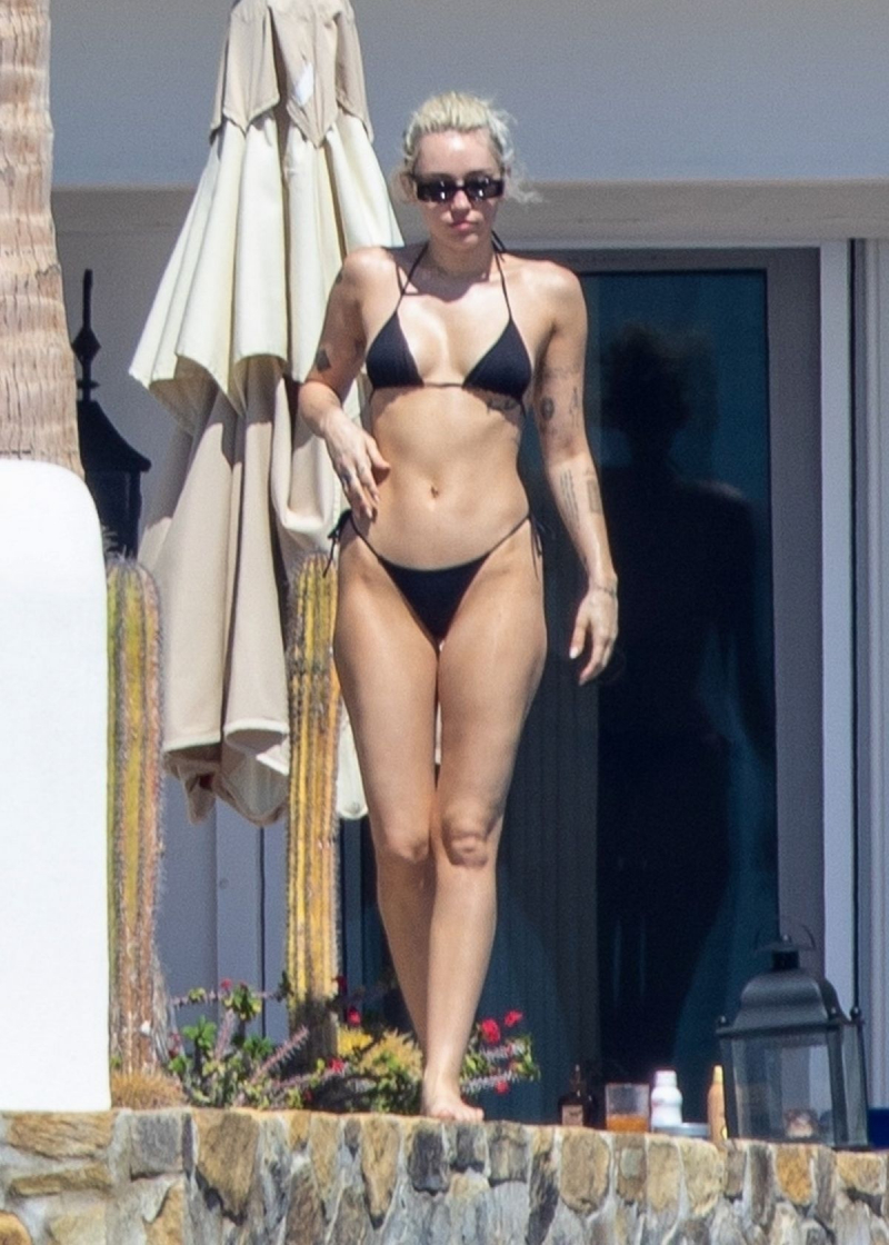 Miley Cyrus bikiniyle Cabo San Lucas'da