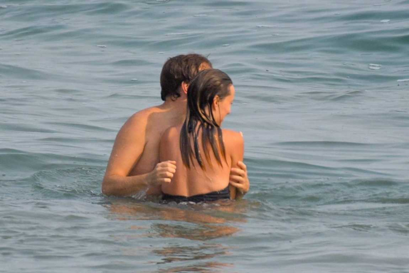 Olivia Wilde siyah bikini ile Malibu plajında