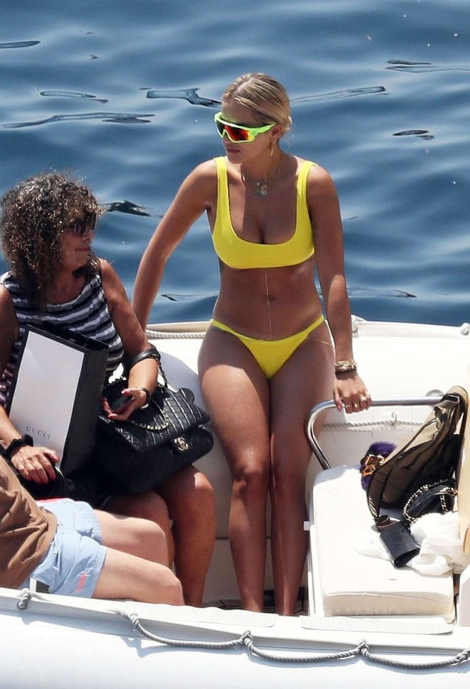 Rita Ora sarı bikiniyle