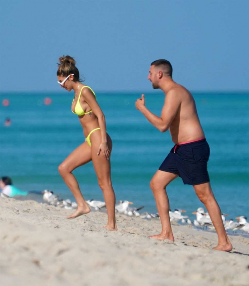 Chantel Jeffries sarı tanga bikiniyle Miami'de
