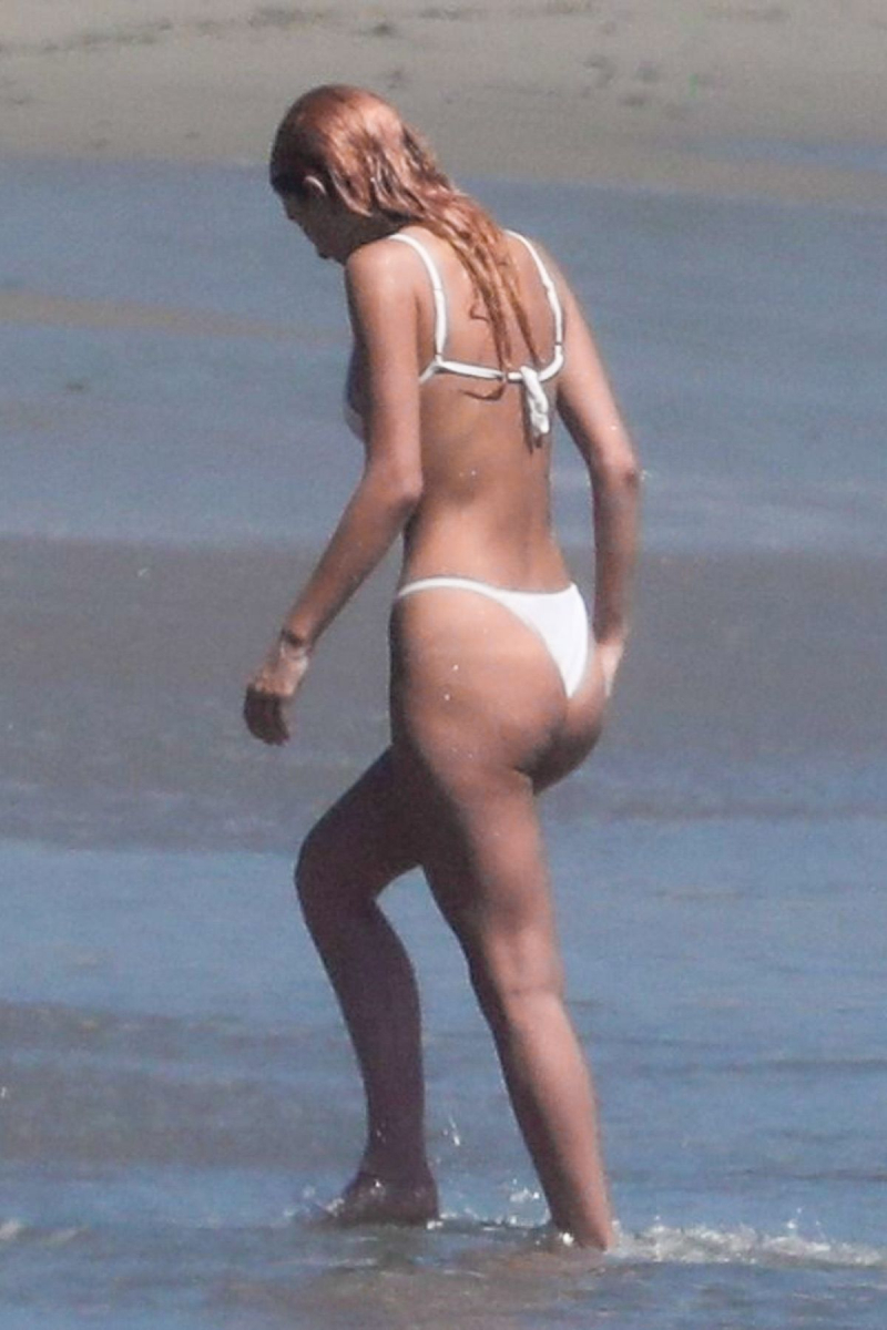 Camila Morrone bikiniyle Miami plajında