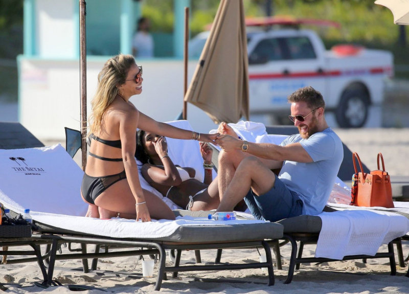 Jessica Ledon siyah bikini ile Miami plajında