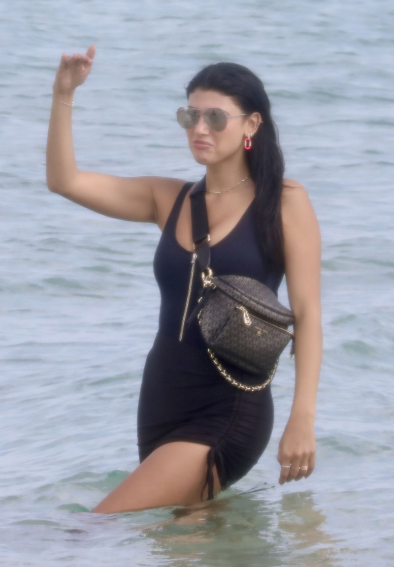 Abla Sofy siyah elbiseyle Miami plajında