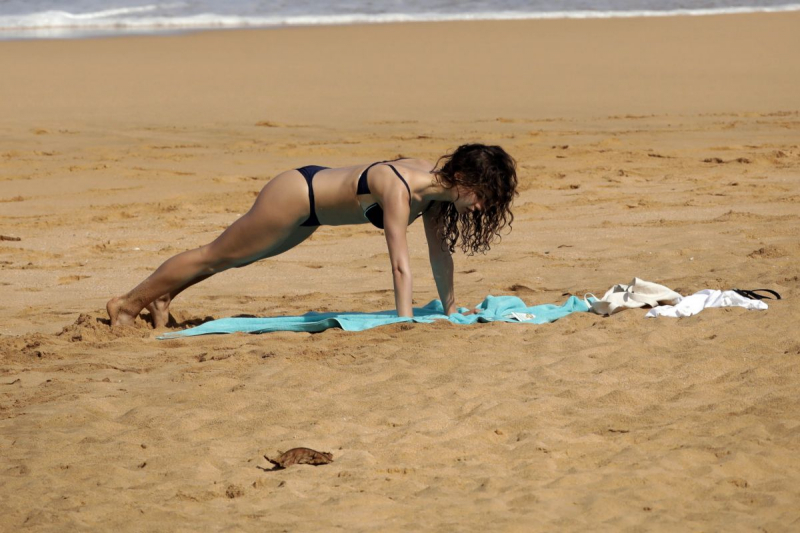 Violetta Komyshan bikini ile Hawaii'de