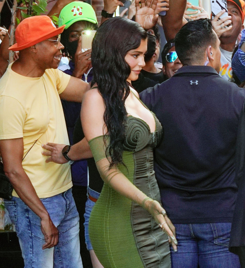 Kylie Jenner göğüs dekolteli dar elbise ile New York'ta