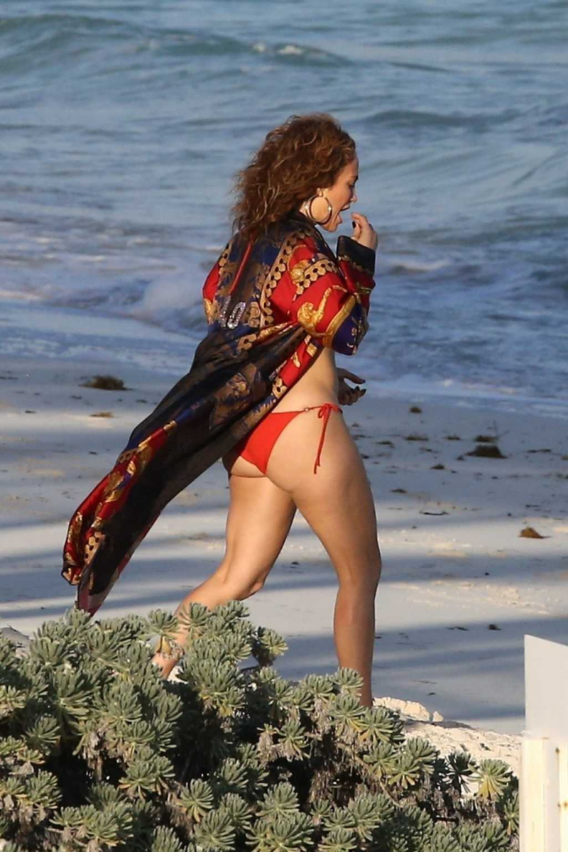 Jennifer Lopez kırmızı bikini ve yeşil mayo ile Turk and Caicos Adaları'nda
