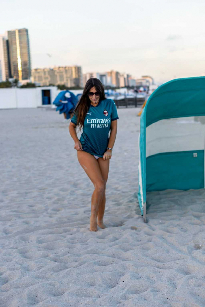Claudia Romani Milan formasıyla plajda